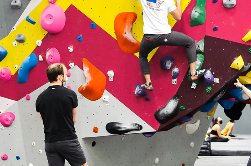 实拍室内抱石攀岩墙