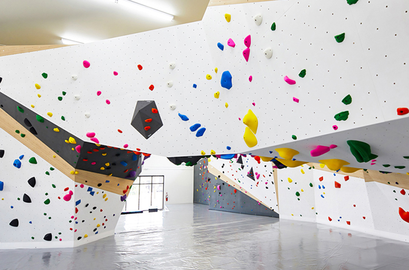 实拍室内抱石攀岩墙