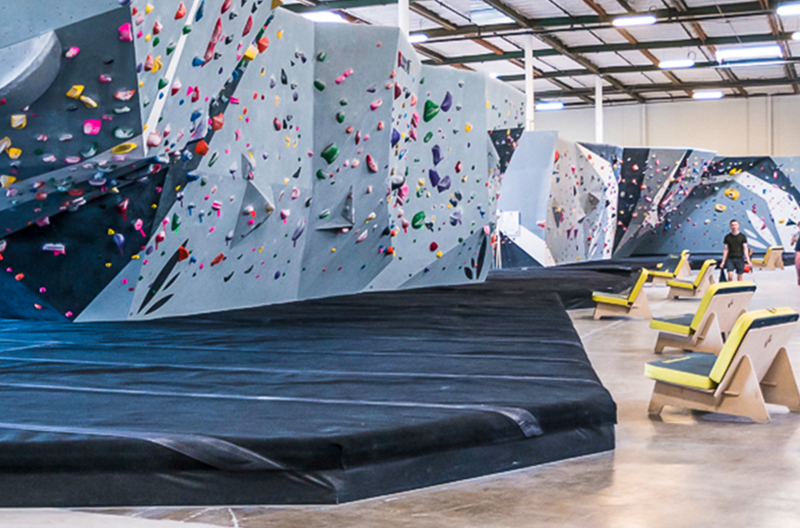 实拍室内抱石攀岩墙