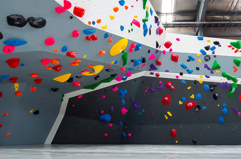 实拍室内抱石攀岩墙